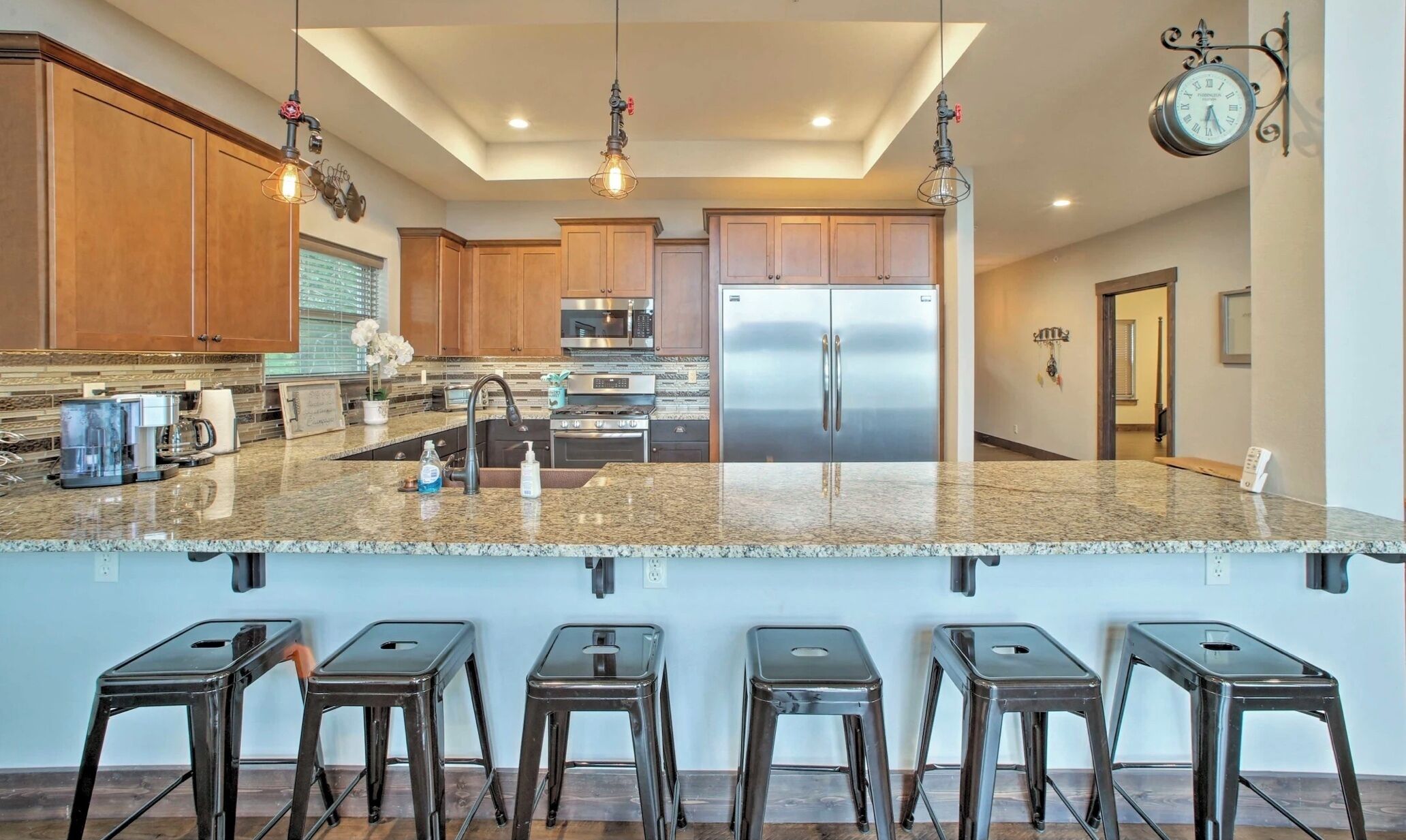 Full-sized fridge, microwave, oven, stovetop