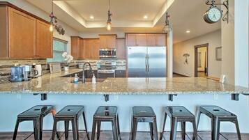 Full-sized fridge, microwave, oven, stovetop