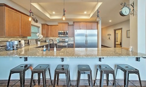 Täysikokoinen jääkaappi, mikroaaltouuni, uuni, liesi