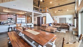 Télévision à écran plat, cheminée, baby-foot, table de tennis de table