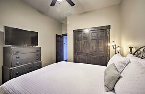 8 bedrooms, travel cot, WiFi, bed sheets - Tomahawk Lodge Wheelchair Friendly w/Bluff View Near Branson! Pickleball Court (Lampe)