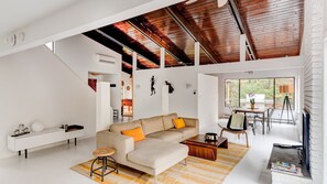 Smart TV, fireplace, toys, stereo