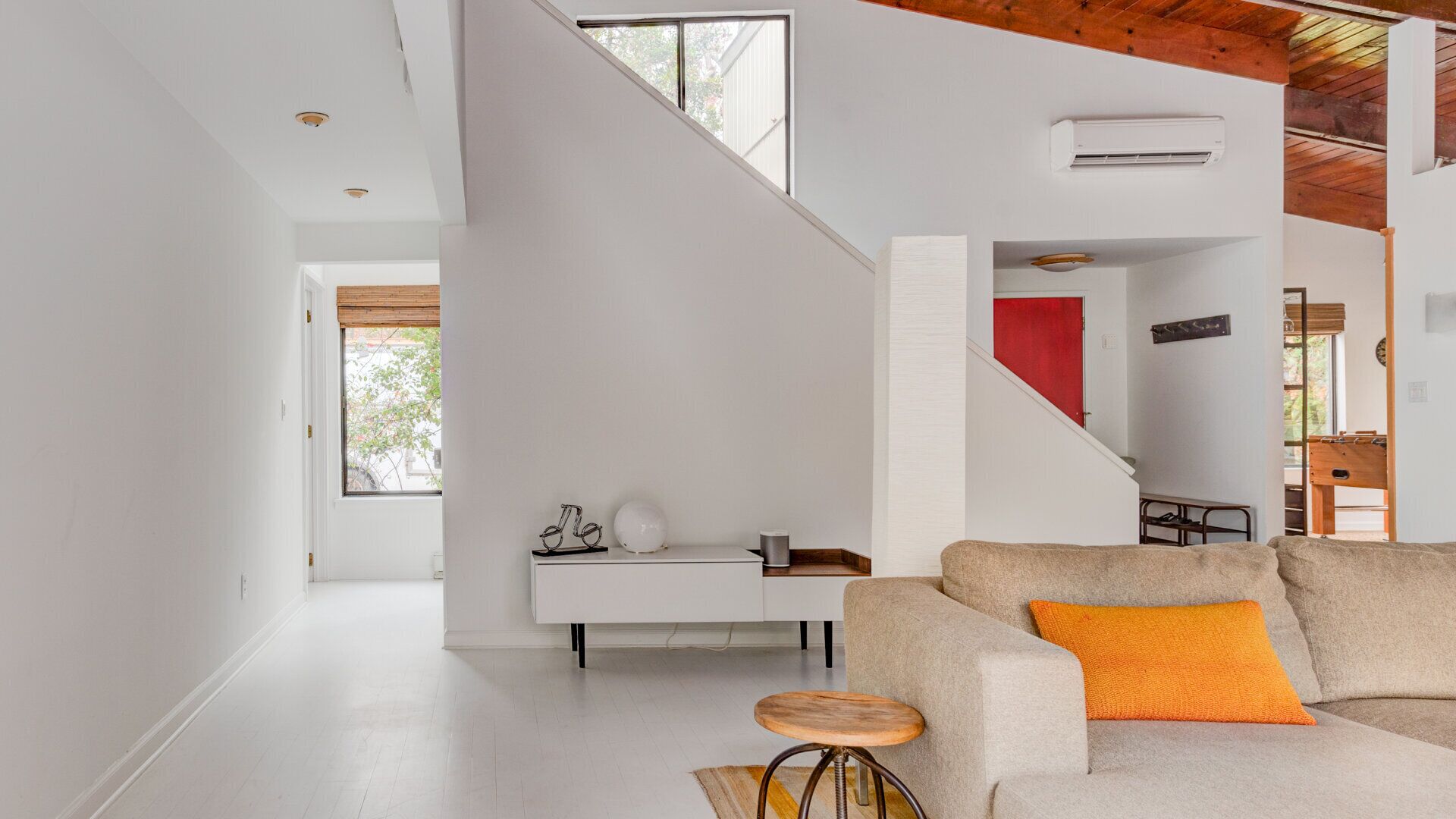 Smart TV, fireplace, toys, stereo