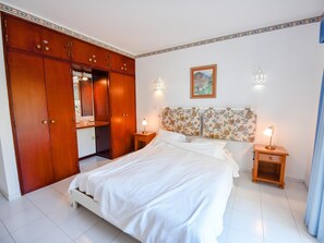 3 chambres, fer et planche à repasser, accès Internet, draps fournis