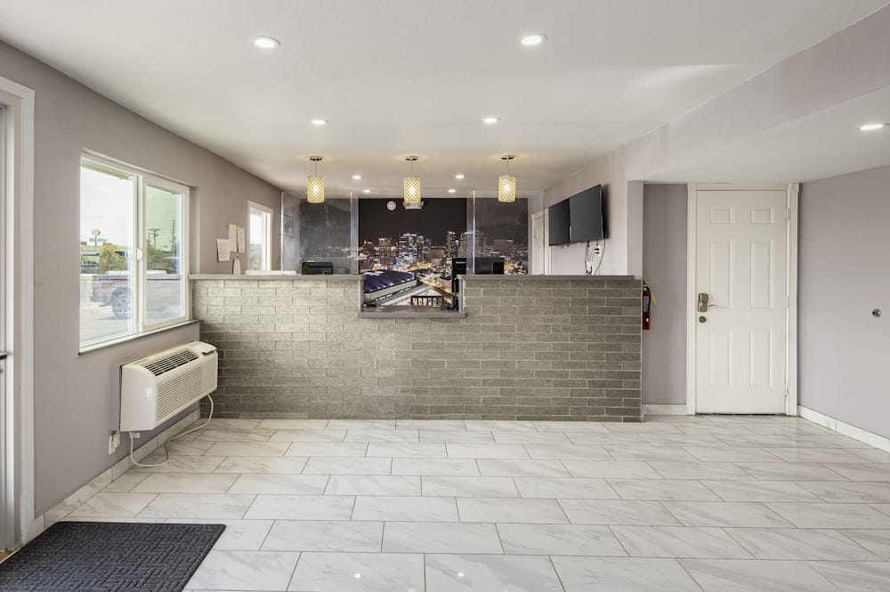 Super 8 by Wyndham Phoenix West