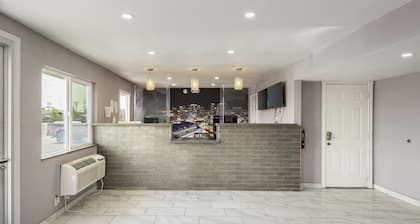 Super 8 by Wyndham Phoenix West