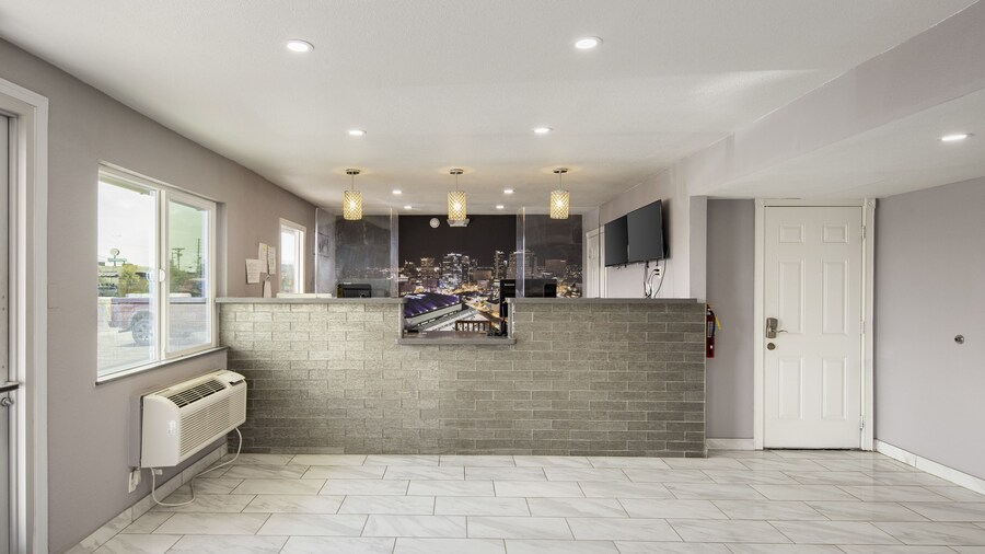 Super 8 by Wyndham Phoenix West