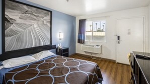 Skrivebord, blendingsgardiner og sengetøy