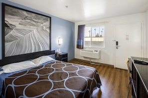 Escritorio, cortinas blackout y ropa de cama