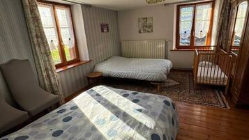 3 bedrooms, iron/ironing board, internet