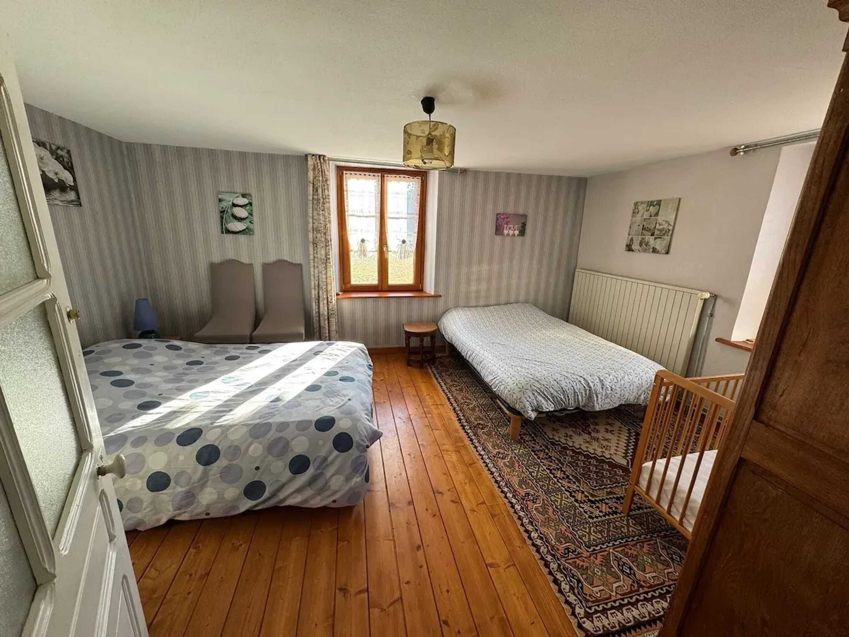 3 chambres, fer et planche à repasser, Wi-Fi gratuit