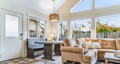 Light-filled home with fenced yard - two dogs welcome - walk everywhere
