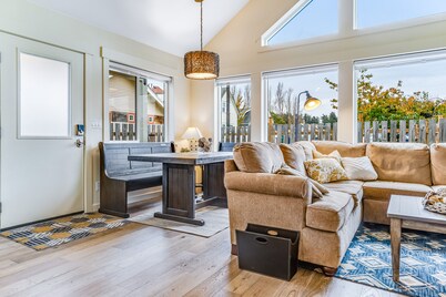 Light-filled home with fenced yard - two dogs welcome - walk everywhere