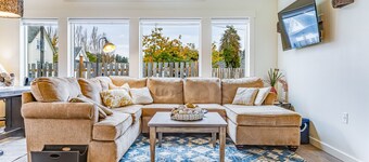 Light-filled home with fenced yard - two dogs welcome - walk everywhere