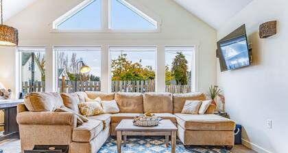 Light-filled home with fenced yard - two dogs welcome - walk everywhere