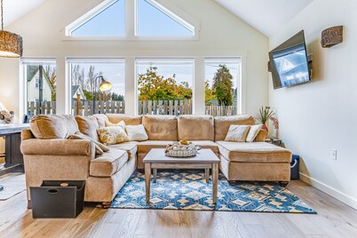 Light-filled home with fenced yard - two dogs welcome - walk everywhere