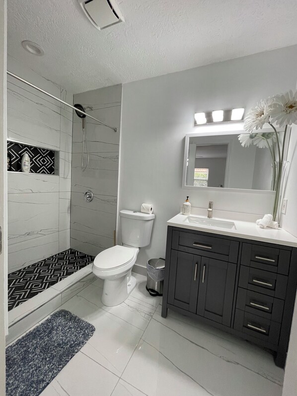 Bathtub, hair dryer, towels, soap - Beautiful Paradise in Wellington (Wellington)