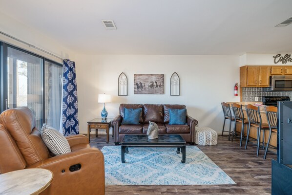 Älytelevisio, pöytätennispöytä, kirjoja, videokirjasto