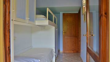 2 quartos, ferros/tábuas de passar roupa, berço de viagem, roupa de cama