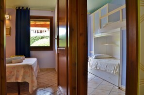 2 makuuhuonetta, silitysrauta/-lauta, vauvan matkasänky, vuodevaatteet