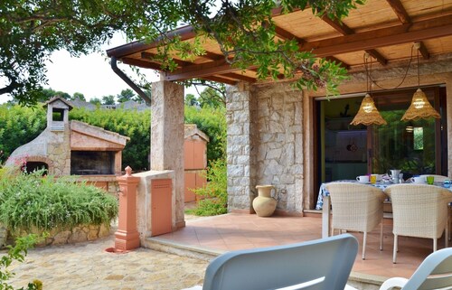 Cottage with garden and barbecue 100 m from the sea