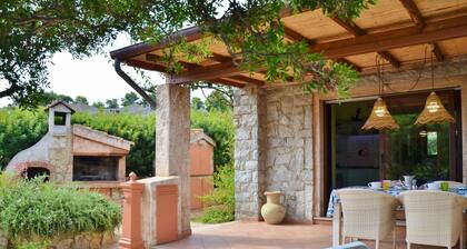 Cottage with garden and barbecue 100 m from the sea