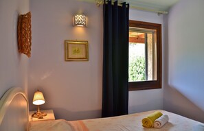 2 bedrooms, iron/ironing board, travel cot, bed sheets - Cottage with garden and barbecue 100 m from the sea (Castiadas)