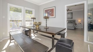 Une cuisine moderne avec une table en bois, un banc et un saladier décoratif.