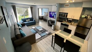 A modern apartment with a living room, dining area, and kitchen. - Lake View Family Condo Disney Universal Orlando (Kissimmee)