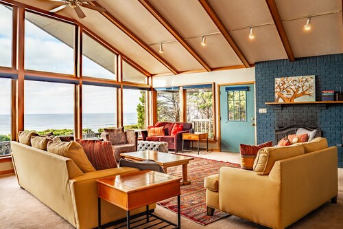 Hot Tub, Dog Friendly & Game Room in Large Ocean Front Home!