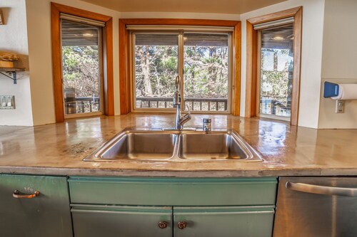 Hot Tub, Dog Friendly & Game Room in Large Ocean Front Home!