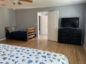 3 habitaciones, escritorio, tabla de planchar con plancha y wifi gratis 