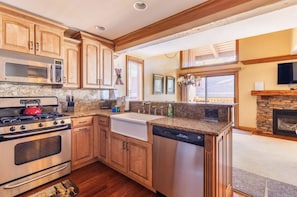 Fridge, microwave, oven, stovetop - Nice condo in a resort like complex with Mtn views, pool and tennis! (Mammoth Lakes)