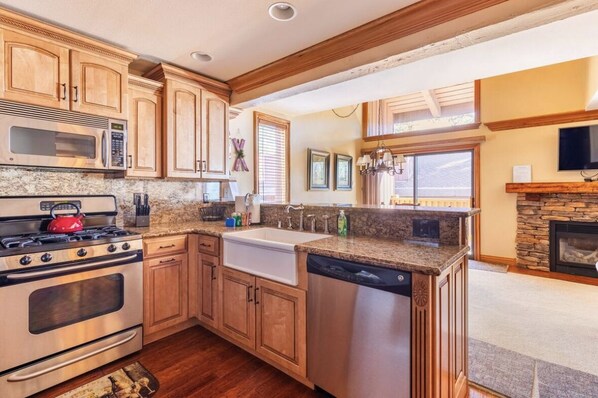 冷蔵庫、電子レンジ、オーブン、コンロ