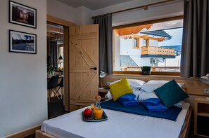 Individuell dekoriert, individuell eingerichtet, Schreibtisch