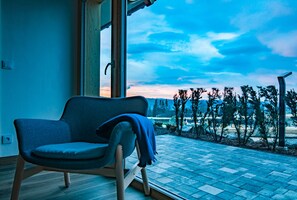 Una televisión de pantalla plana, una chimenea, suelo radiante