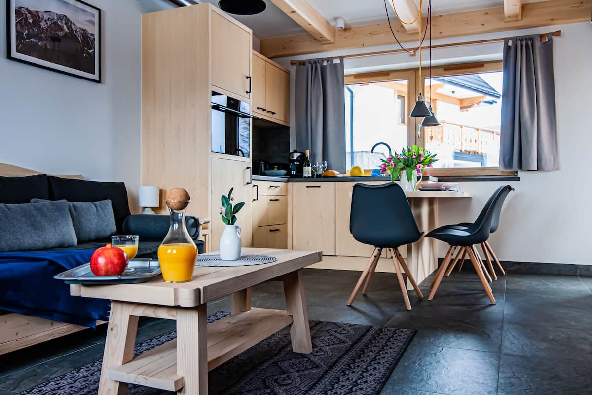 Een flatscreentelevisie, een open haard en vloerverwarming