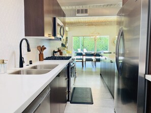 Réfrigérateur, four à micro-ondes, un four, surface de cuisson