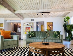 Smart-TV, Kamin, Bücher