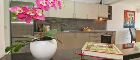 Refrigerador, microondas, horno y parrilla de estufa