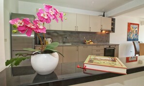 Kjøleskap, mikrobølgeovn, ovn og kokeplater