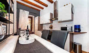 Frigorifero, microonde, forno, piano cottura