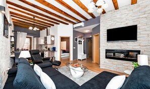 Fernseher, Kamin, Smart Speakers