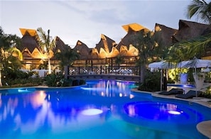 Una piscina al aire libre