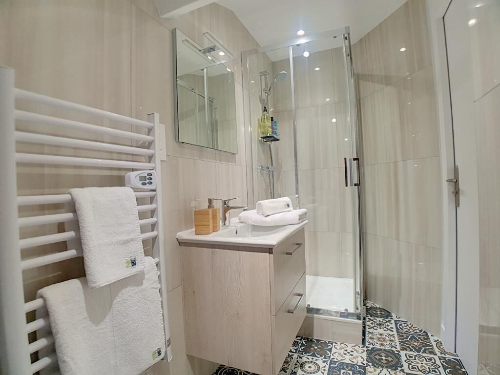 Een douche, een haardroger, handdoeken