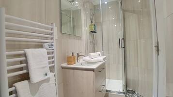 Een douche, een haardroger, handdoeken