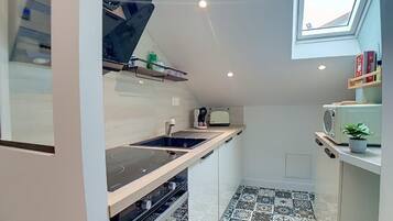 Réfrigérateur, micro-ondes, four, plaque de cuisson