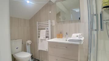 Douche, sèche-cheveux, serviettes fournies