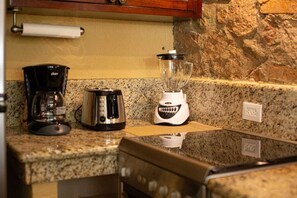 Refrigerador, parrilla de estufa, cafetera y tetera y tostadora 