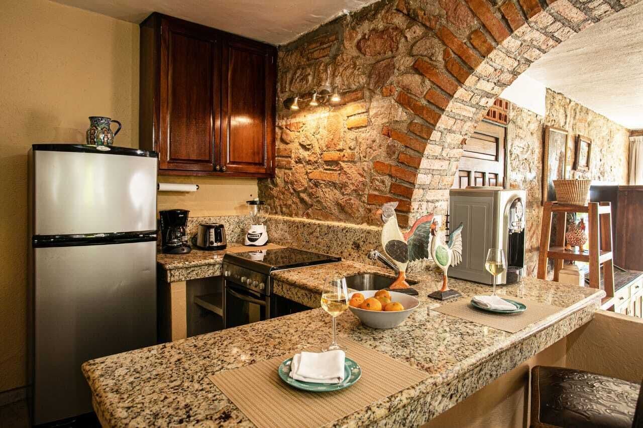 Kühlschrank, Herdplatte, Wasserkocher mit Kaffee-/Teezubehör, Toaster